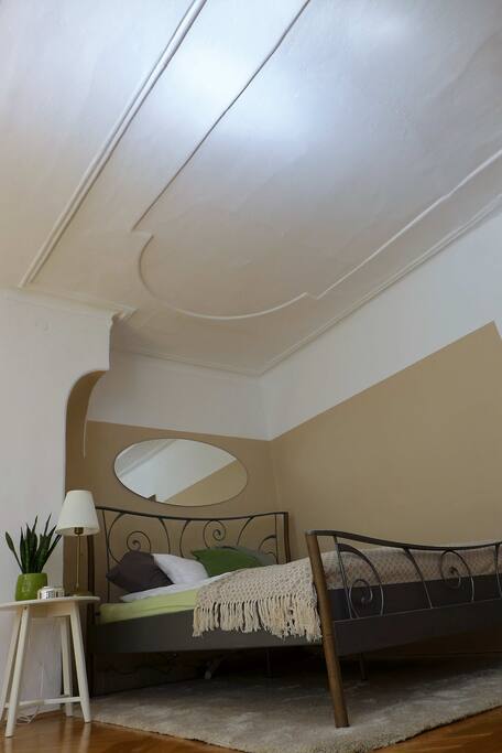 Schlafen Sie gut unter der alten Stuckdecke! - Sleep well beneath the old stucco ceiling!