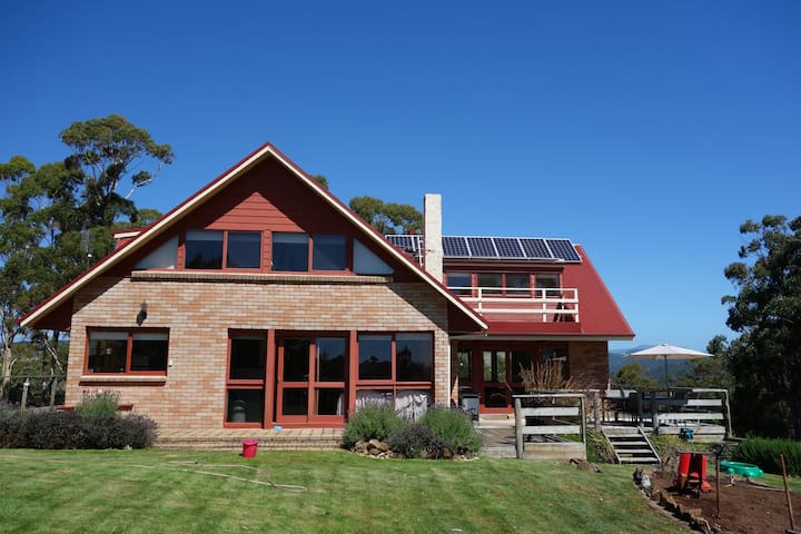 Large cozy home on 40 private hectares