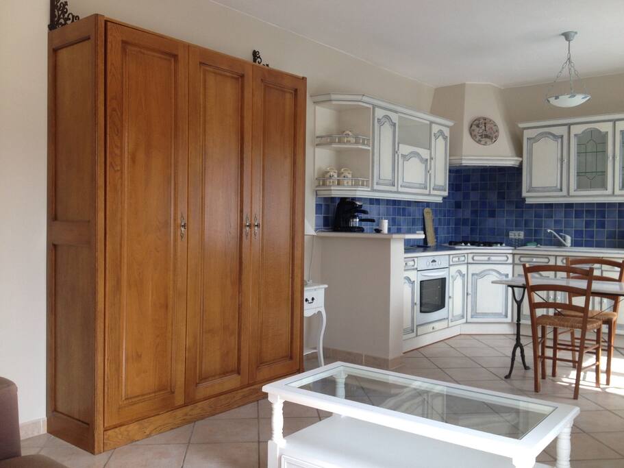 Studio avec cuisine équipée, lit double de bonne qualité