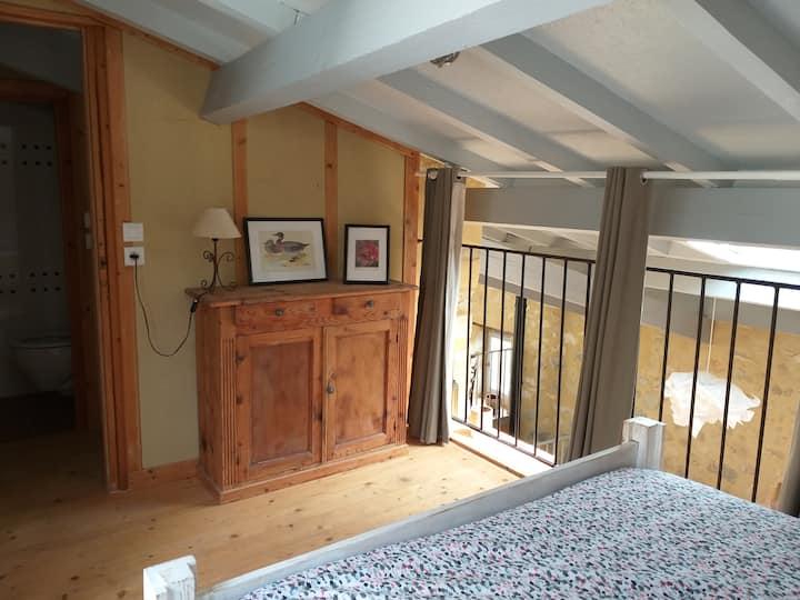 chumba cha kulala cha mezzannie na mapazia makubwa kwa ajili ya gated