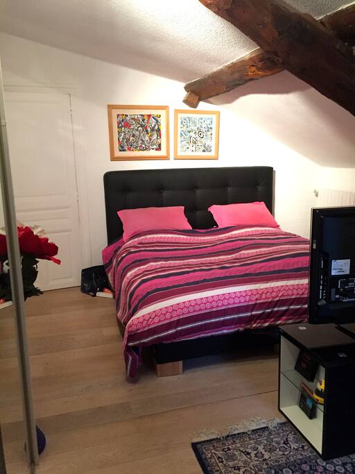 Chambre de plus de 20m2 avec lit double de 2x2m, tv écran plat, lavabo