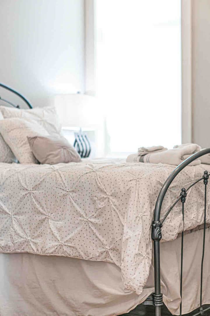 在这张温馨舒适的床上，让自己睡个好觉。