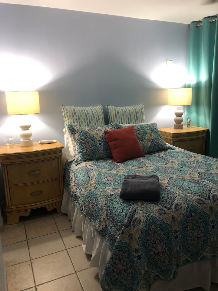 ห้องนอนใหญ่พร้อมเตียงขนาด QN