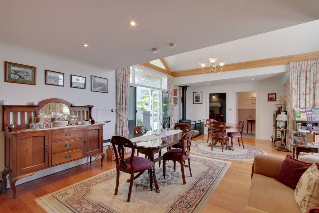 Breakfast and lounge area