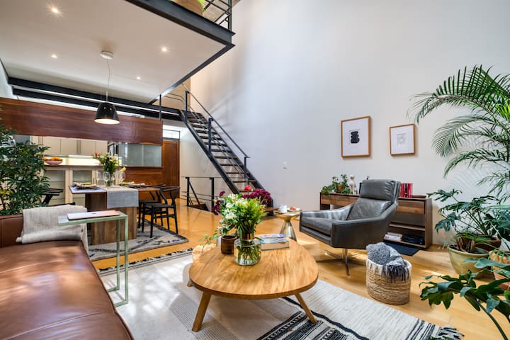 Departamento con techo de doble altura en Condesa.