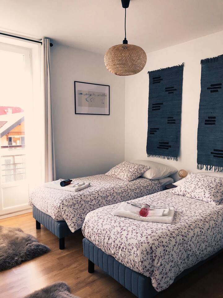 Chumba cha kulala cha 1 chenye vitanda viwili vya mtu mmoja 80 x 200 / uwezekano wa kuviweka pamoja ili kutengeneza kitanda cha watu wawili 160 x 200