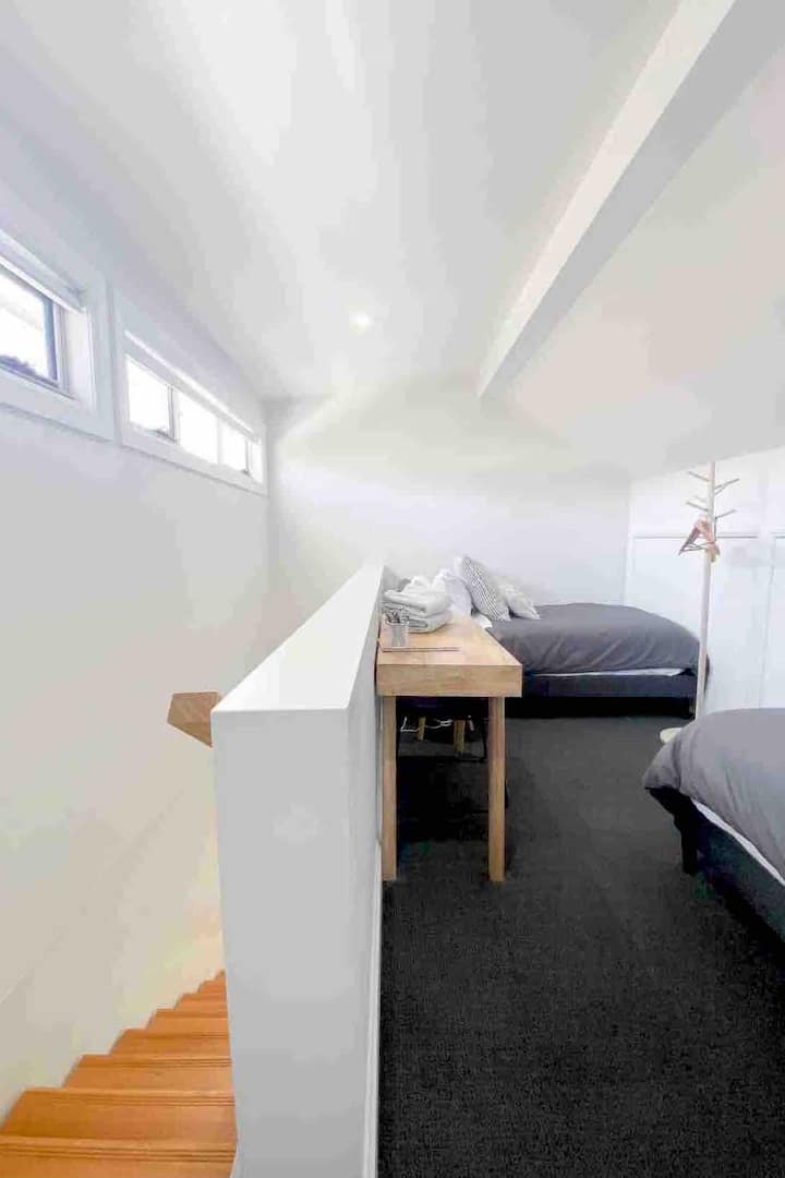 Dawati na kiti hutolewa kwa ajili ya sehemu ya kufanyia kazi.