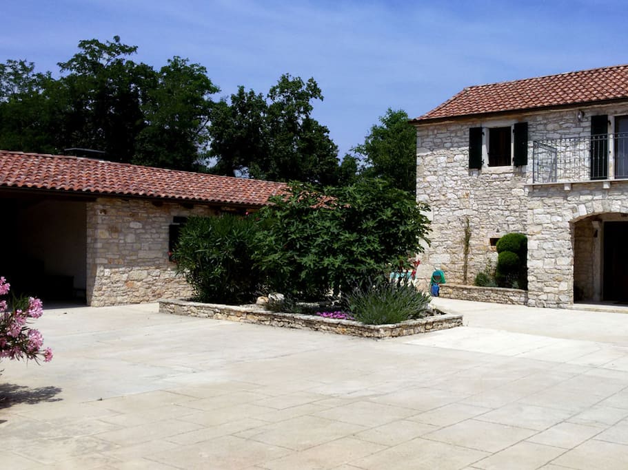 Hof mit Carport