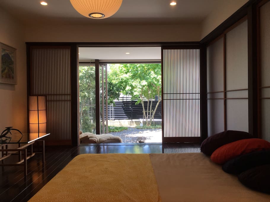 小さなお庭に面したお部屋です。マニフレックスのフロアマットです。すのこベッドです。