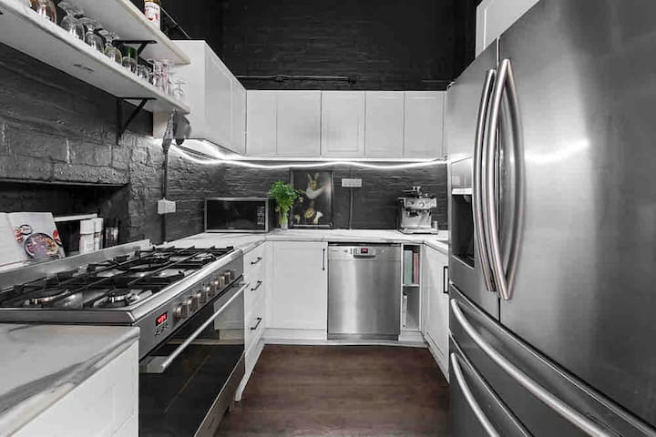 Historical terrace house in the middle of Fitzroy gallery image 4