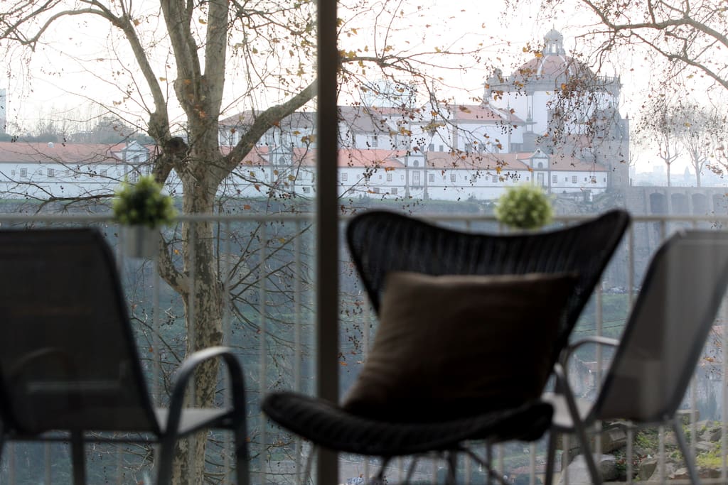 Living Room and Balcony / Sala de Estar e Varanda