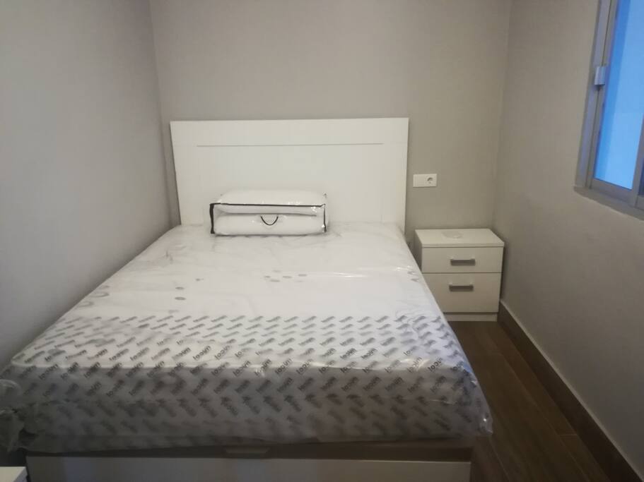 Dormitorio con cama de matrimonio matrimonio