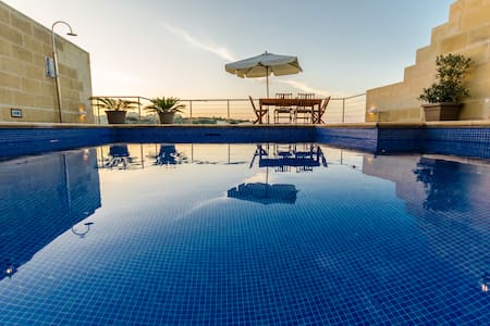 Peace, quiet, pool, sun, valley and sea views.