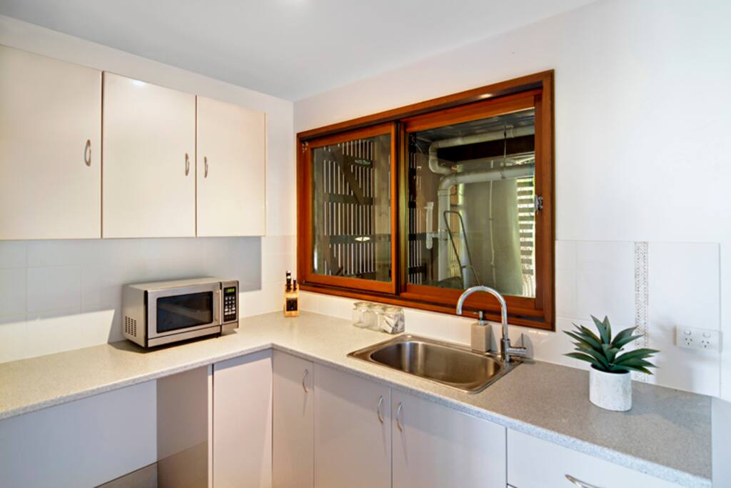 Kitchenette (microwave only)
