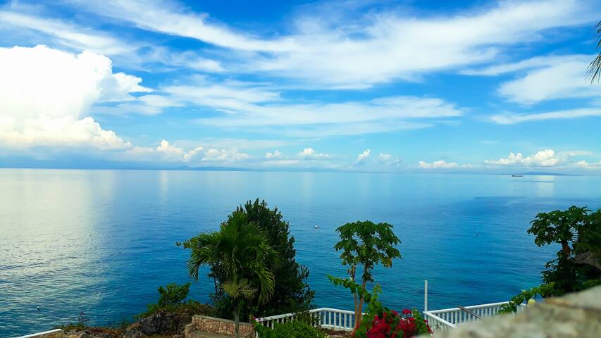 PRIVATE BEACH HOUSE, AIRCON ROOM (TABOGON,CEBU)