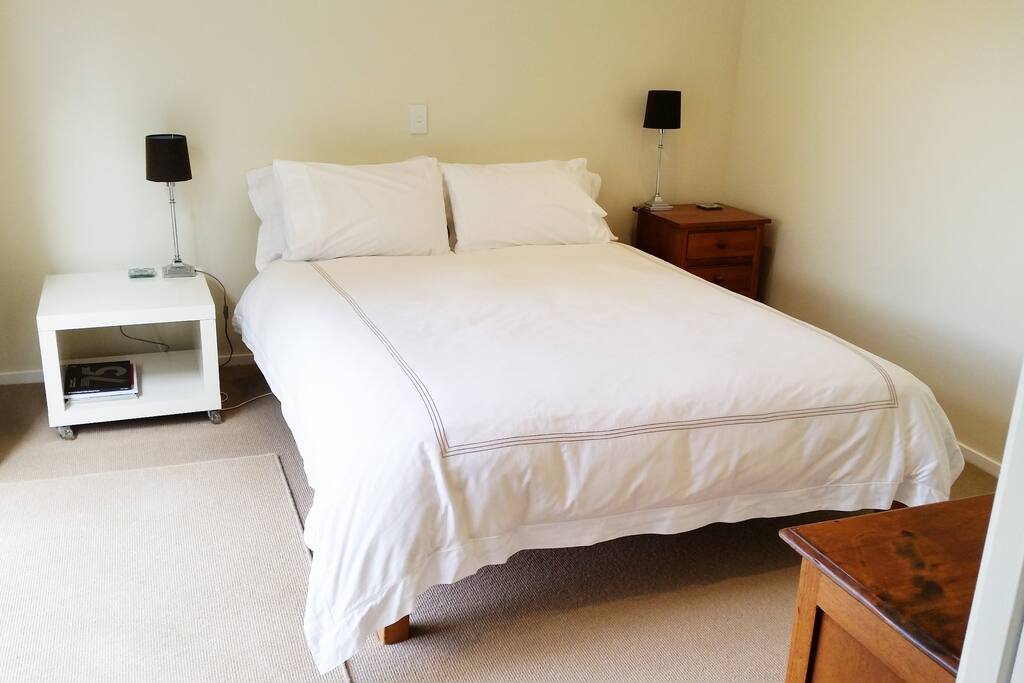Queen bed.