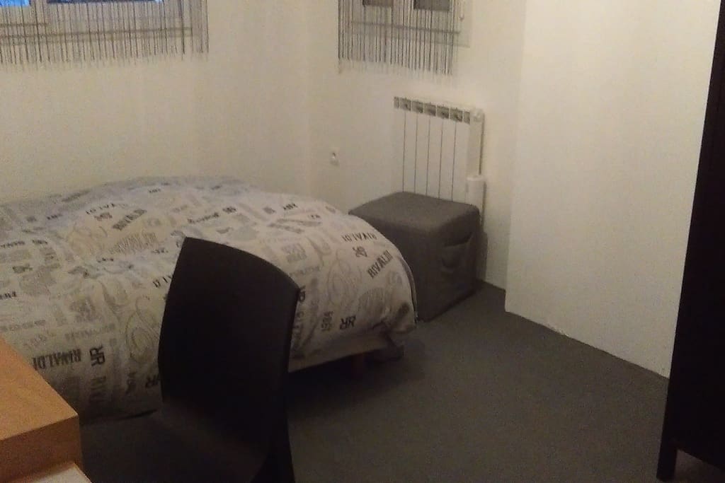 Chambre avec bureau et armoire de rangement