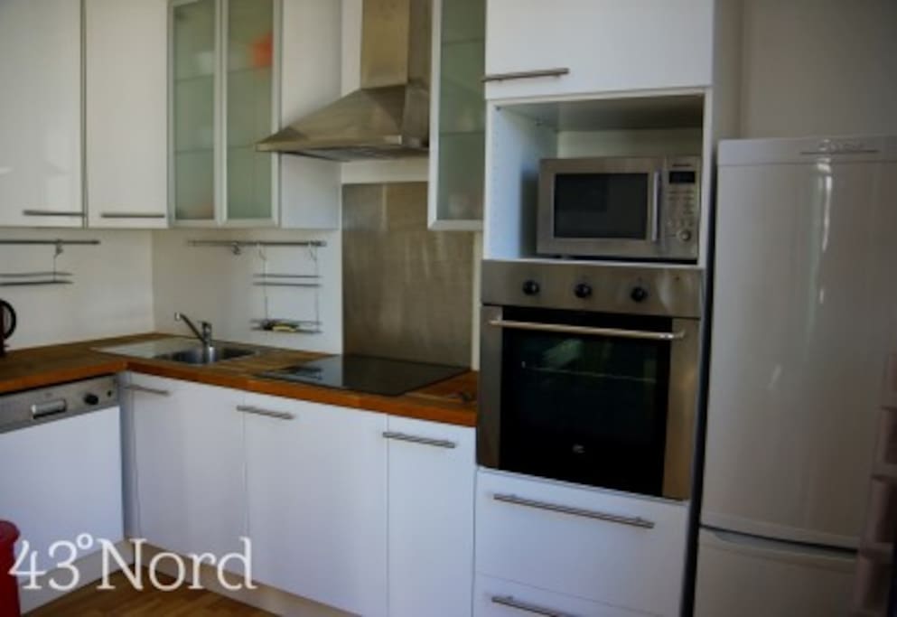 A stunning american style kitchen with oven, hob and microwave