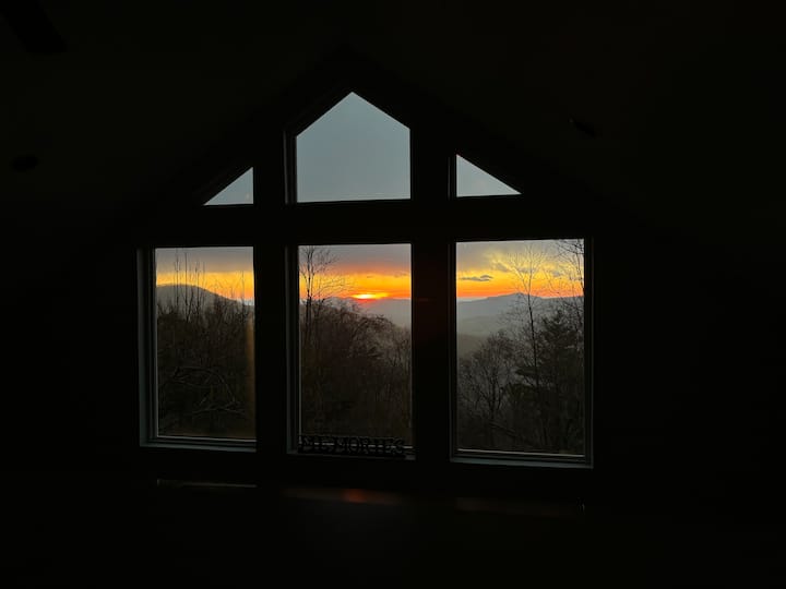 Disfruta de vistas de largo alcance mientras las nubes se arremolinan alrededor de las montañas. Vista desde el dormitorio loft
