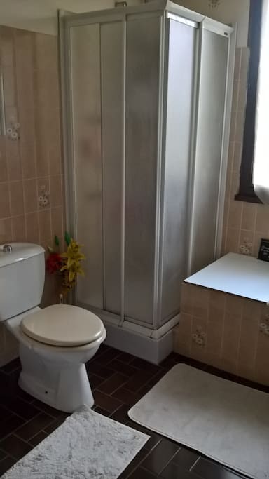 Salle de bain en commun à l'étage près des chambres