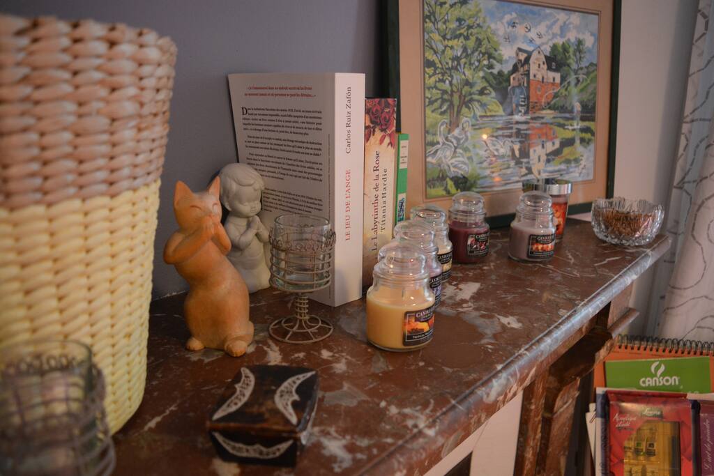 Cheminey, Candle, nuts and french classics books / Une cheminée, des bougies, quelques noix et quelques livre classiques francais