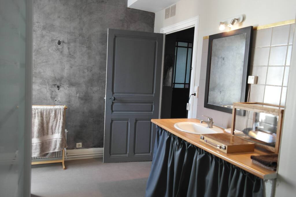 Une grande salle de bains