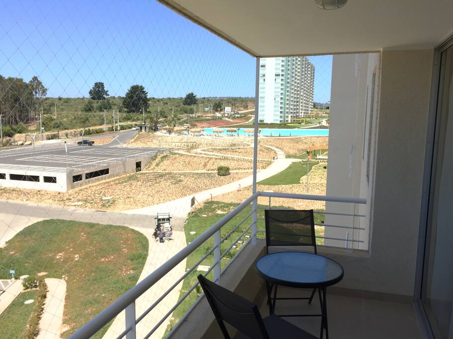 Foto real de la vista del balcón hacia la laguna