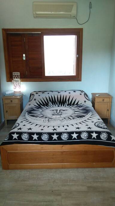 Quarto com cama de casal e ar condicionado