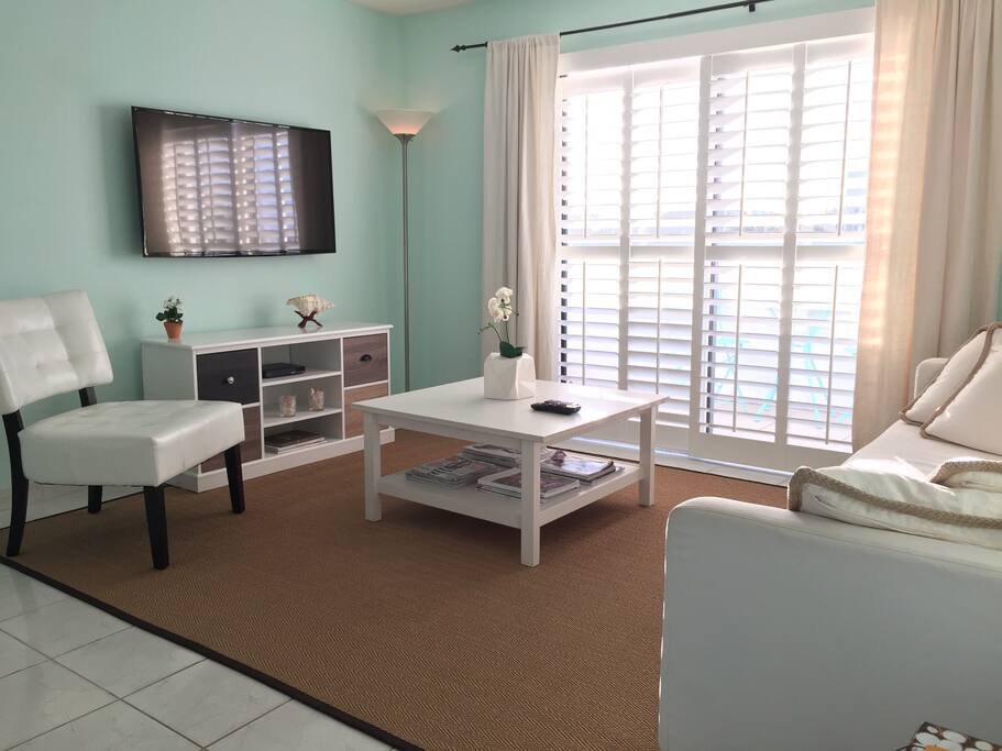 Living with HD TV, Netflix and Blu-ray DVD player. Magazines, books and lots of DVD's for your convenience.