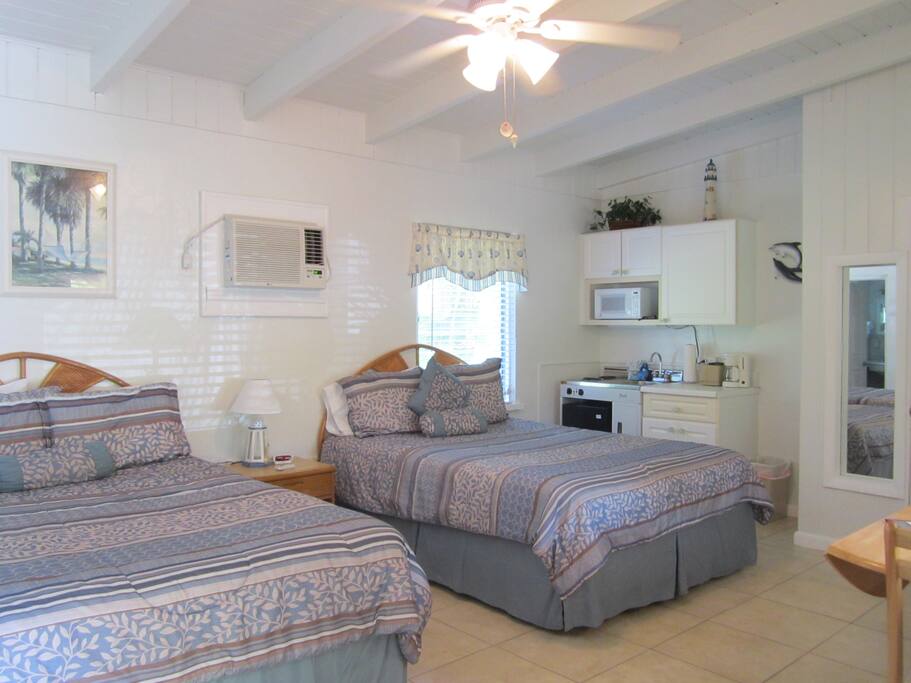 2 Queen Beds - Kitchen area