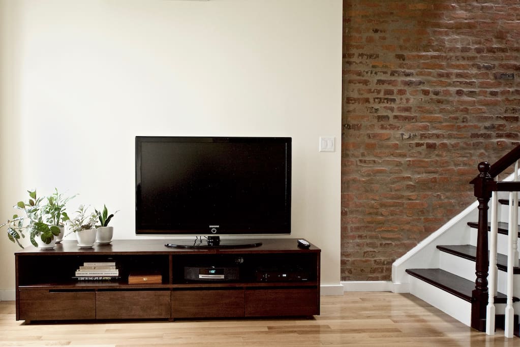 46 inch Samsung flat screen with Verizon Fios, including HBO and Showtime