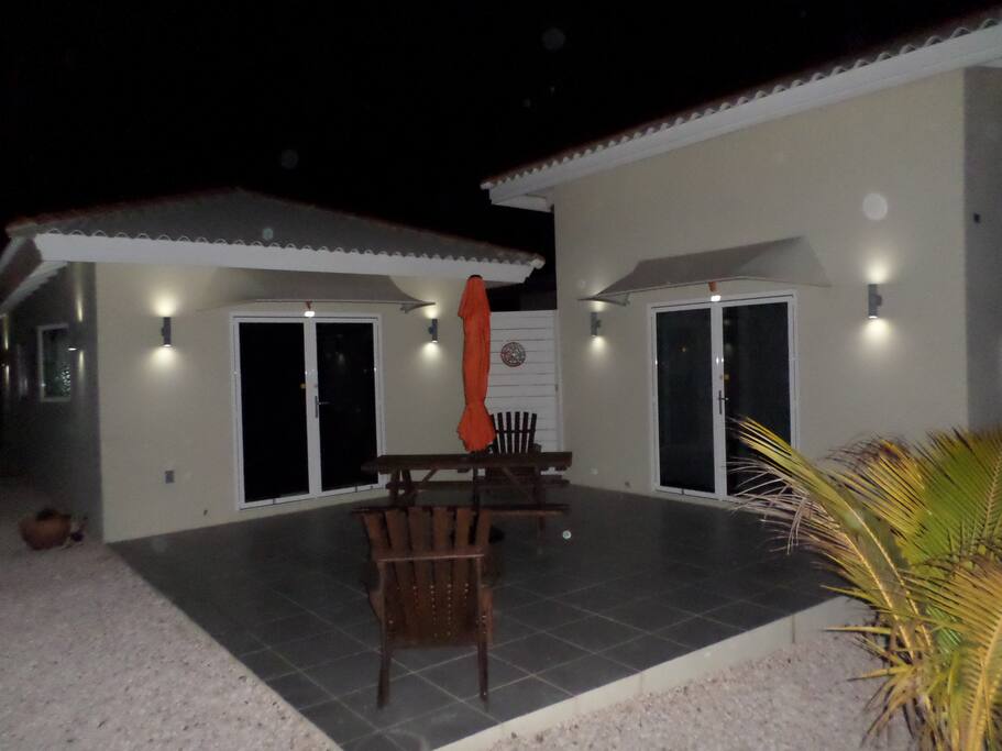 Het gezamenlijke terras 17a/17b voor de bevriende Bon Bini vakantiegangers.
