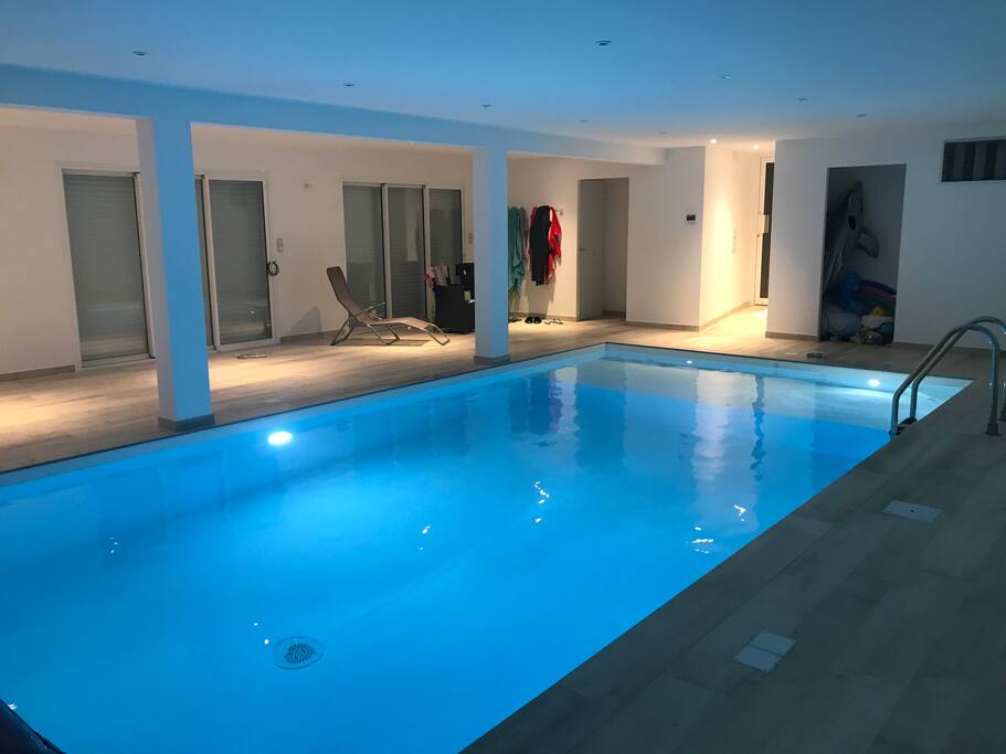 Piscine intérieur chauffée avec buses balnéothérapie, régulation du dosage et niveaux automatisés