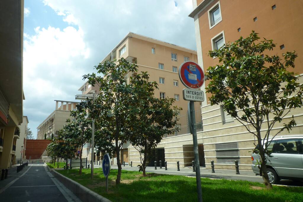 entree du parking securise dans petite traverse peu frequentee;portail avec bip;