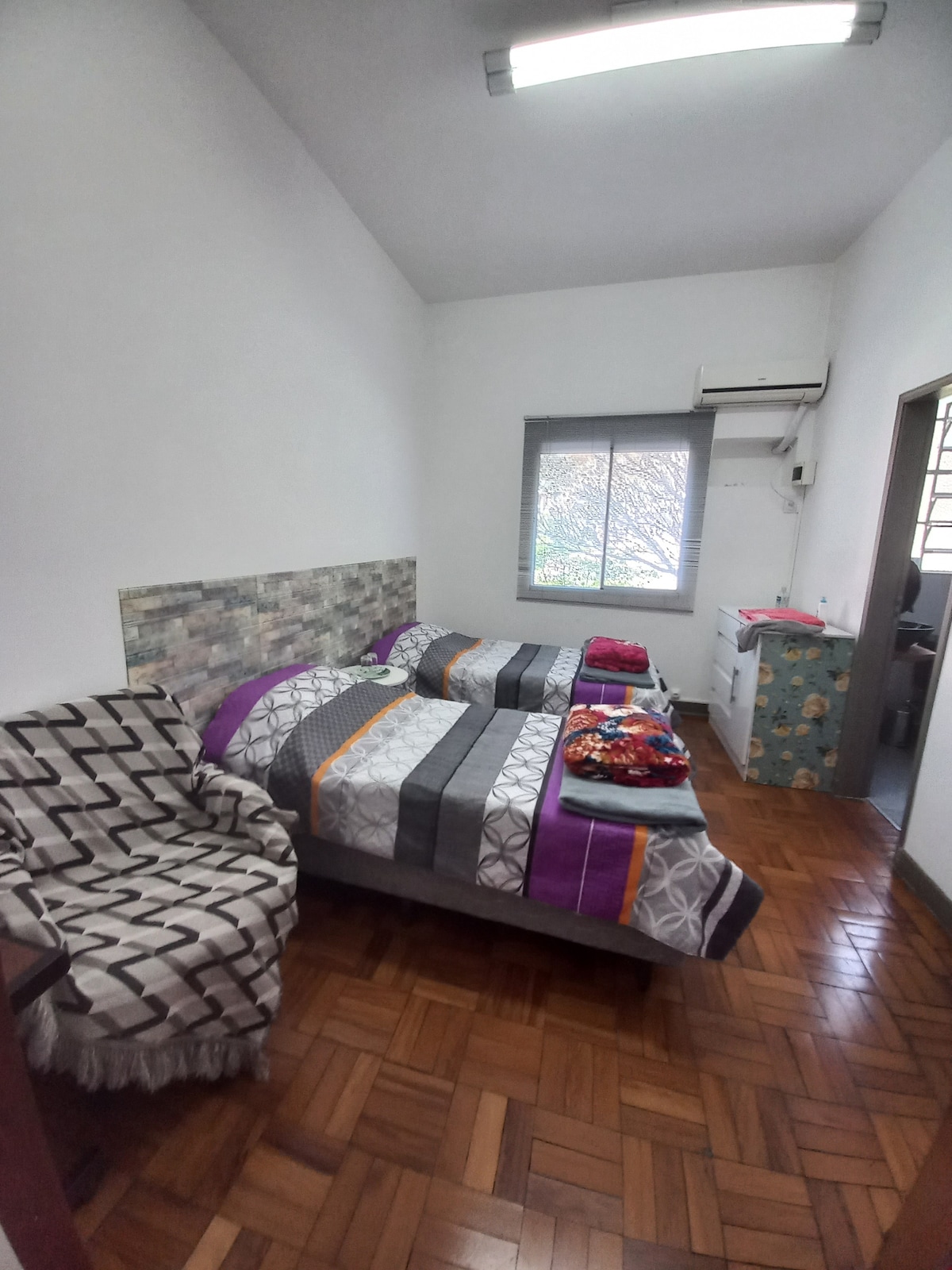 جناح في مكان هادئ، مليء بالأخضر،  في وسط الطبيعة داخل ساو باولو.
نحن على بعد 10 دقائق بالسيارة من جامعة جنوب المحيط الهادئ ومعهد بوتانتان وتسوق إلدورادو وبوتانتا واستاد مورومبي وأكاديمية الشرطة ومحطات مترو أنفاق بوتانتا ومورومبي.