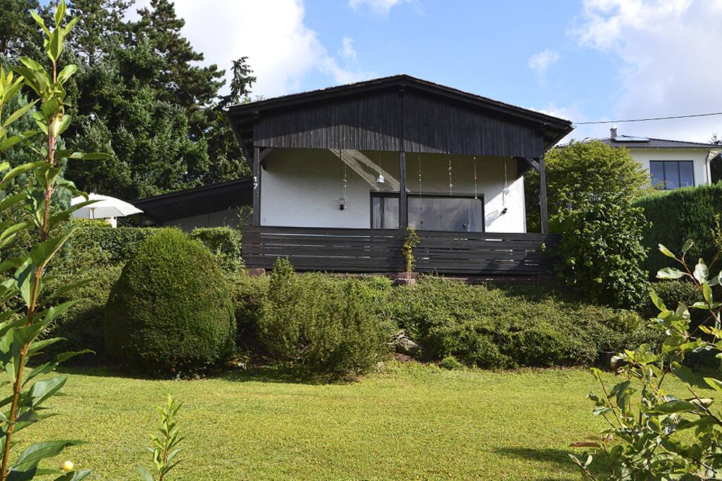 Zu diesem Ferienhaus gehören knapp 900 Quadratmeter Garten.