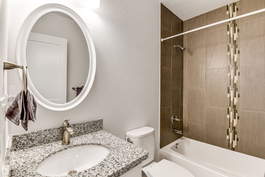 Bathroom with shower/tub