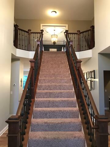 Large single family home great for entertaining! gallery image 2