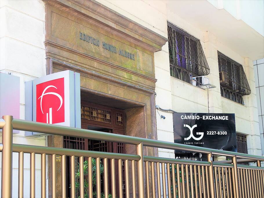 A entrada do prédio/
The entrance of the building/
La entrada del edificio.