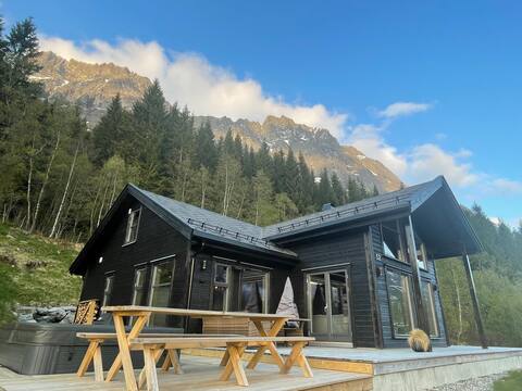 Large modern cabin 15 minutes from Geiranger