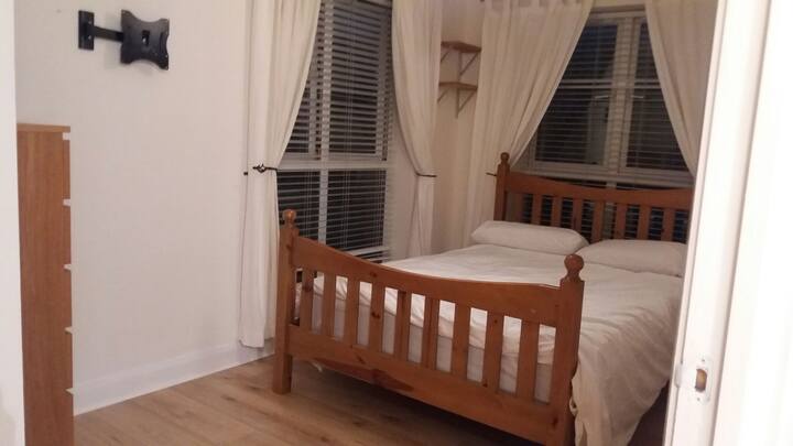 Een gezellige slaapkamer 's avonds. 