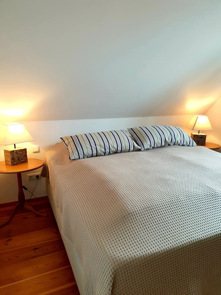 Krevat pranveror me kuti 180x200 në katin  e sipërm të dhomës së gjumit