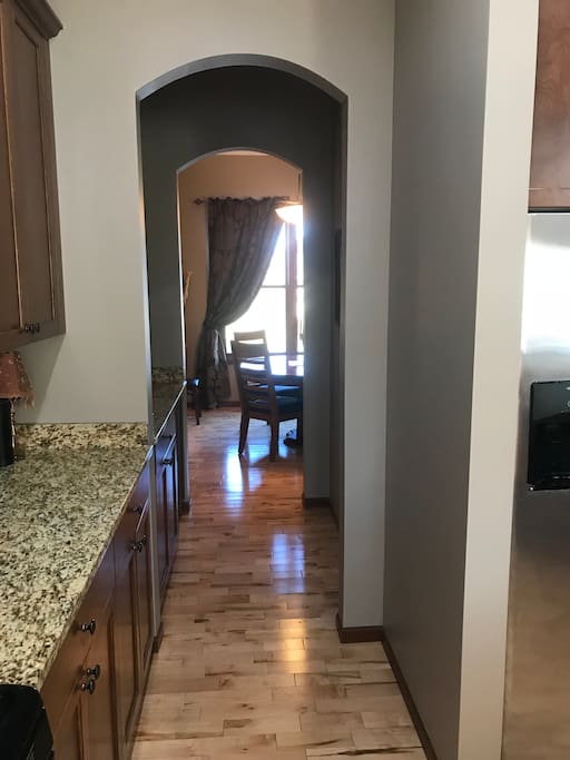 Butler's Pantry/walk thru