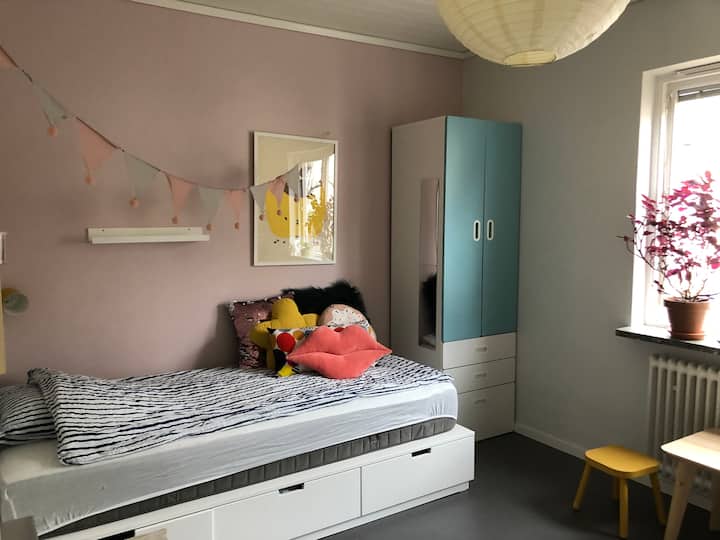 Спалня на първия етаж. Единично легло. 