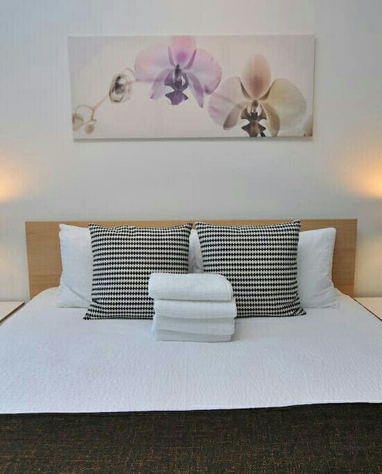 un grand lit comfotable avec un canape convertible pour 4 personnes.