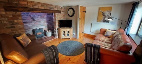 Popular Airbnb listing: The Nook 2 Bed Cottage/Hot Tub/Patio & Cinema Room in West Lindsey