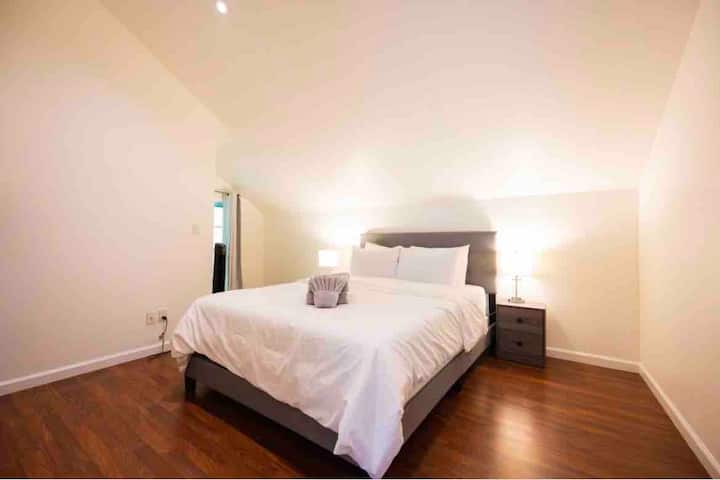 Suita e apartamentit të vizitorëve: dhoma e 5-të e gjumit me krevat dopio "queen".