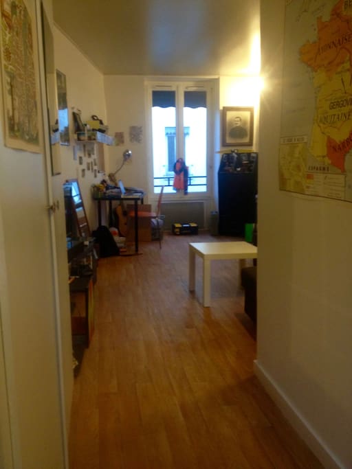 Petit couloir entre la salon/chambre et la cuisine.