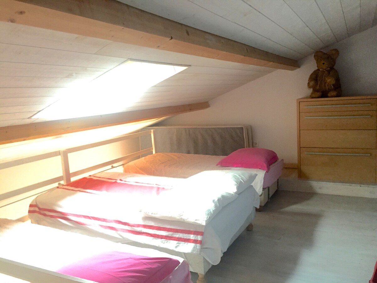 Spálňa 5 v medziposchodí, 2 jednolôžka a malá manželská posteľ (110 x 190).
Posteľná bielizeň a uteráky nie sú k dispozícii.