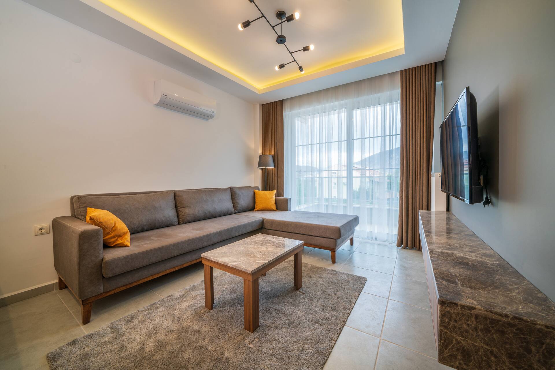 Midpoint Suites - Deluxe Suite 105